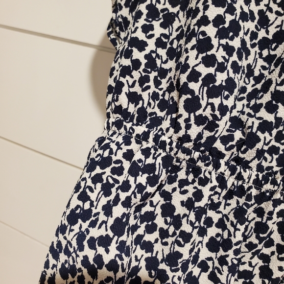 Monteau medium blouse floral v-neck flowy top ruffle shirt navy white flowers - Picture 11 of 16